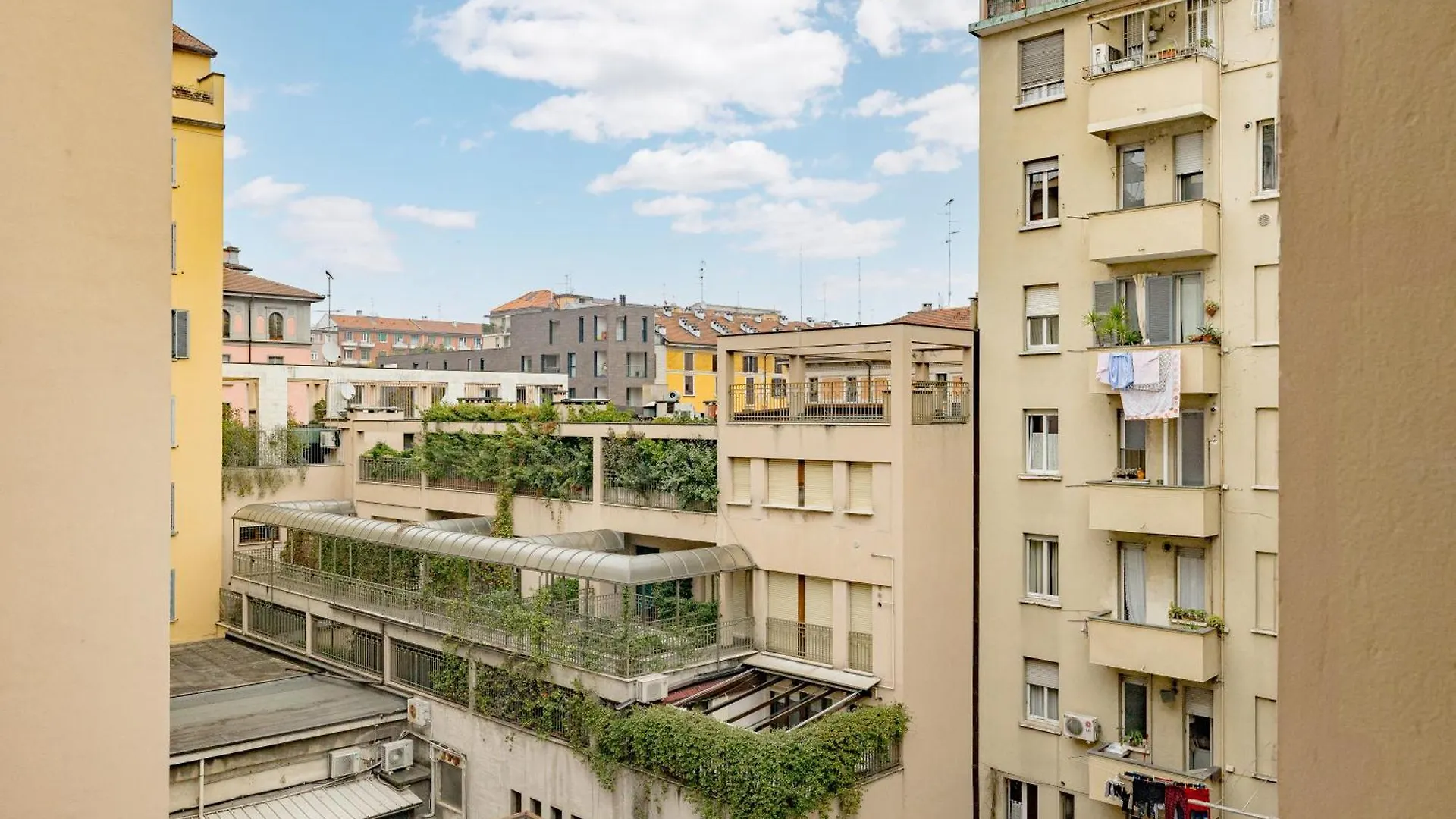 Minimal Apartment Near Bocconi University Milano 0*,  Italia