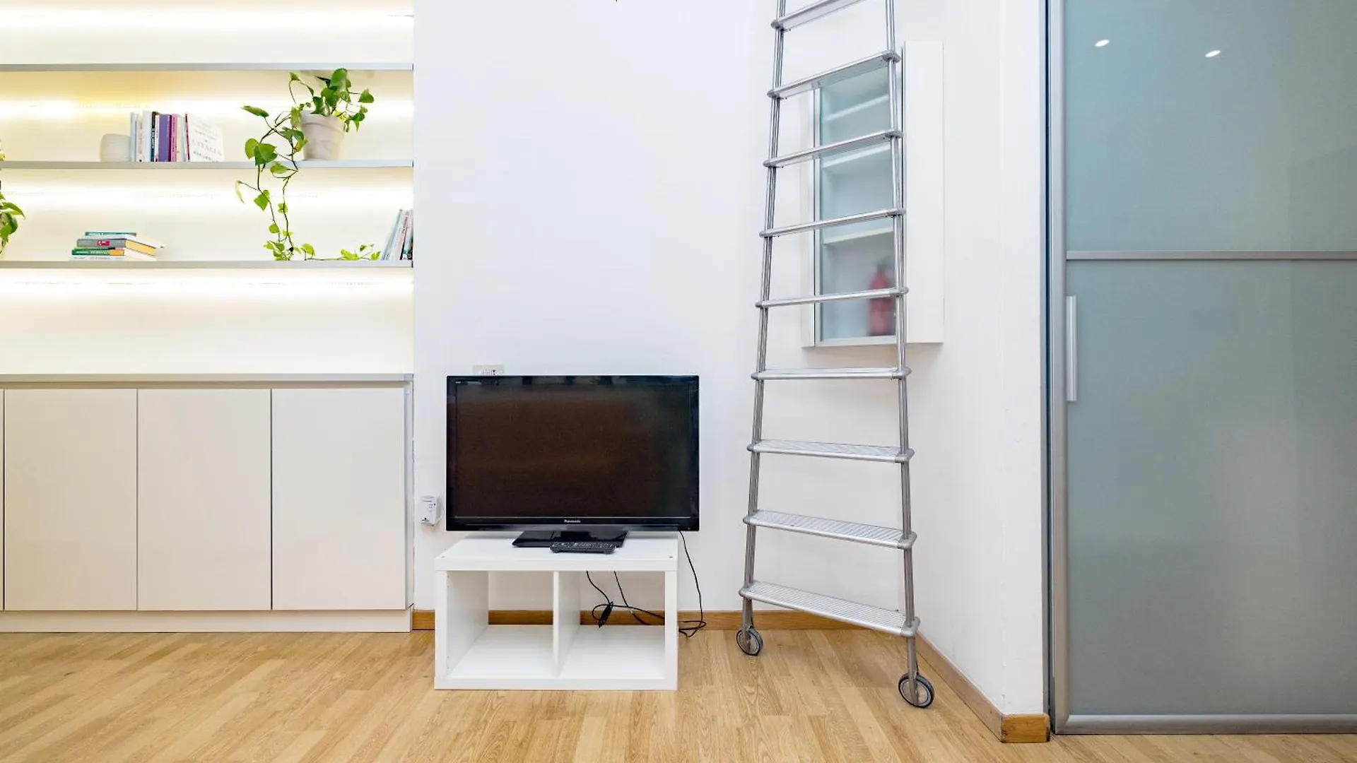 Minimal Apartment Near Bocconi University Milano Italia