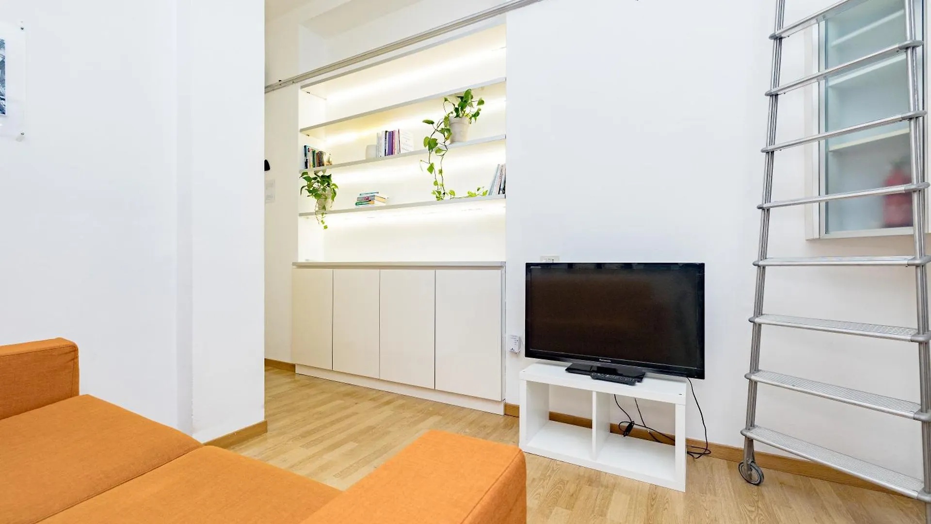 Minimal Apartment Near Bocconi University Milano