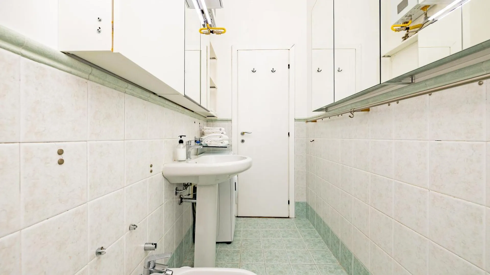 Minimal Apartment Near Bocconi University Milano